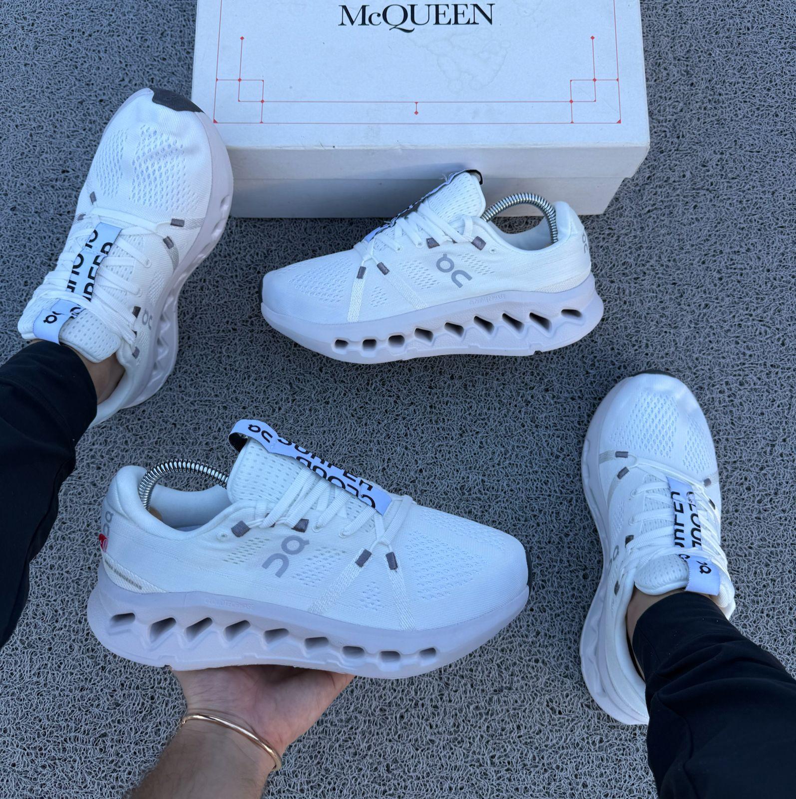 ON CLOUD DAMA Y CABALLERO